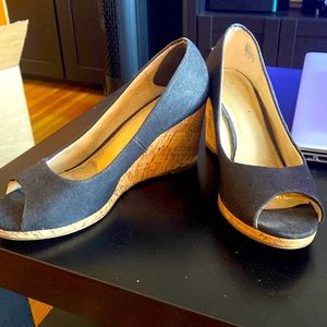 Kelly & Katie peep toe wedges